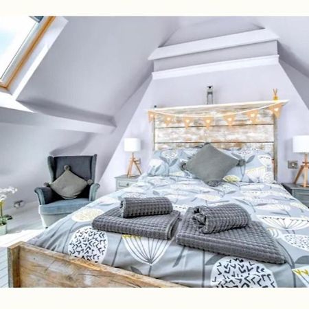Charming 3-Bed Cottage In Суонидж Екстериор снимка