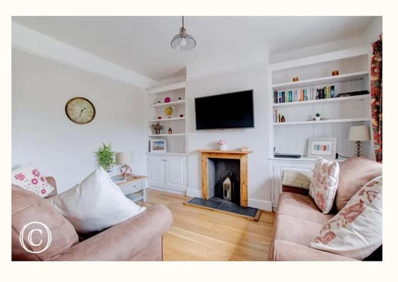 Charming 3-Bed Cottage In Суонидж Екстериор снимка